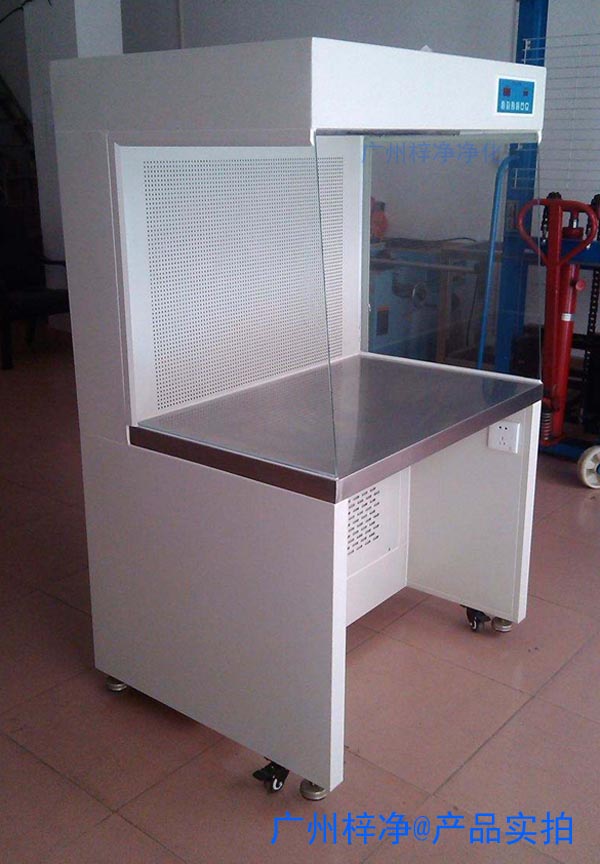 水平層流百級(jí)潔凈工作臺(tái)可連接組成生產(chǎn)流水線,也可單臺(tái)使用,可移動(dòng),靈活性強(qiáng)等優(yōu)點(diǎn)。