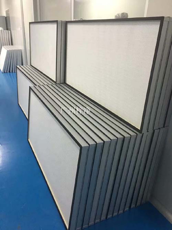 ULPA級(jí)超高效空氣過(guò)濾器適用于10000級(jí)-100級(jí)潔凈系統(tǒng)，空調(diào)系統(tǒng)，因此產(chǎn)品已廣泛應(yīng)用于電子、微電子、半導(dǎo)體、光器件、生物和醫(yī)藥線路、照相機(jī)和光學(xué)儀器、精密機(jī)械等多個(gè)領(lǐng)域。