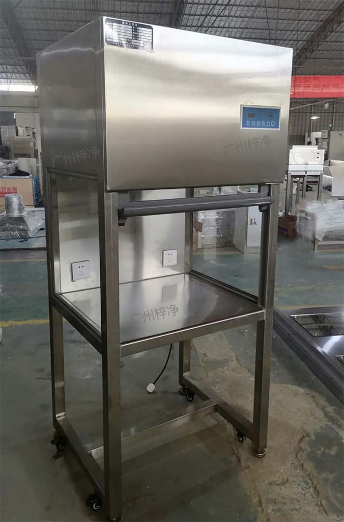 升降門超凈工作臺(tái)是采用單向空氣流，室內(nèi)空氣經(jīng)預(yù)初效過(guò)濾器進(jìn)入靜壓箱，再經(jīng)過(guò)高效空氣過(guò)濾器，最后在操作區(qū)內(nèi)形成高度潔凈的單向空氣流，是提供操作區(qū)高潔凈度工作環(huán)境的理想設(shè)備。