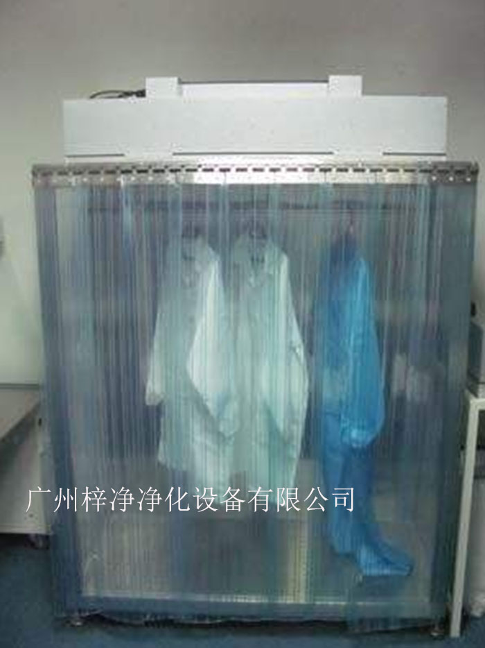 潔凈衣柜可制作為一體和分體，分體結(jié)構(gòu)為FFU+機(jī)架，在初效過(guò)濾器和高效過(guò)濾器終阻力的狀態(tài)下仍可保證風(fēng)量不變。
