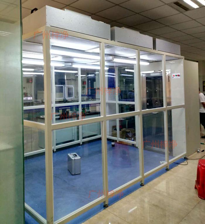 潔凈棚FFU包括初級(jí)過濾器和高效過濾器，確保吸入和排出的空氣達(dá)到相應(yīng)的潔凈度標(biāo)準(zhǔn)。
