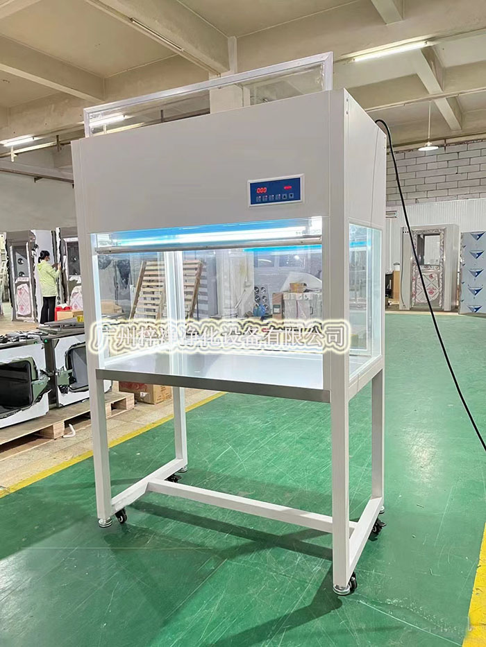 潔凈工作臺底部配備排風系統(tǒng)，通過高效過濾器凈化后的空氣從下而上流過潔凈工作臺臺面，實現(xiàn)自凈效果。