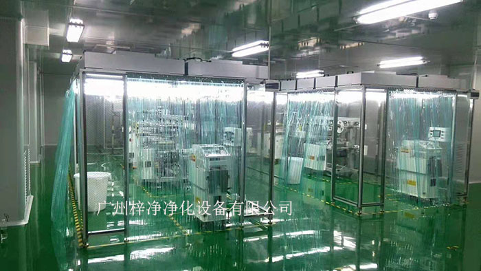 潔凈棚通過FFU風(fēng)機(jī)過濾單元、高效空氣過濾器（HEPA）過濾空氣，確保送入潔凈棚的空氣達(dá)到規(guī)定的潔凈度。